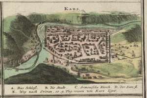 Ein altes Stadtplan von Karlsruhe, Deutschland, mit Gebäuden, Bäumen, Hügeln und einem Fluss, sowie Text am unteren Rand.
