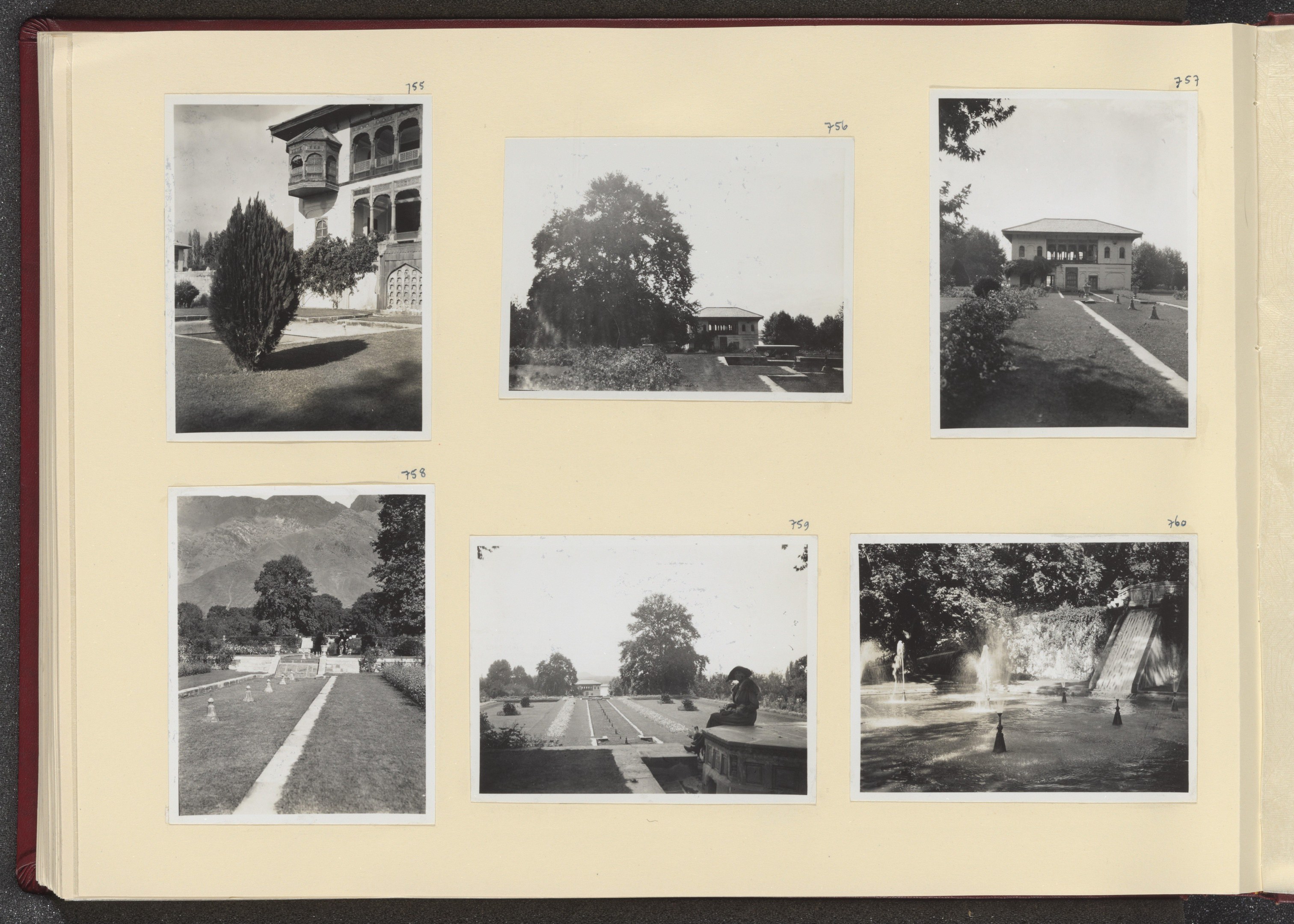 Ein Collage aus Schwarz-Weiß-Fotografien in einem offenen Buch, das Bäume in der Mitte umgeben von Gebäuden und einem Brunnen zeigt.
