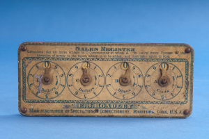 Altmodisches Verkaufsregister mit Text und Zahlen auf blauem Hintergrund.