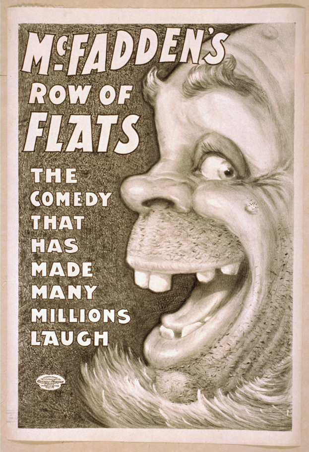 Plakat einer Person mit wilden Haaren und einem breiten, zahnreichen Grinsen, das von einem hellgelben Hintergrund eingerahmt ist, mit dem Text "McFadden's Row of Flats: The Comedy That Has Made Many Millions Laugh."