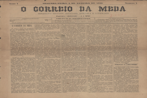 Altes gelbliches Zeitungsblatt mit der Schlagzeile "O Correio da Media" in schwarzer Schrift, das Zentrum des Bildes.