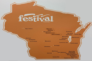 Ein farbenfrohes Plakat einer Wisconsin-Karte voller bunter Lebensmittel und der Aufschrift "Festival Foods."