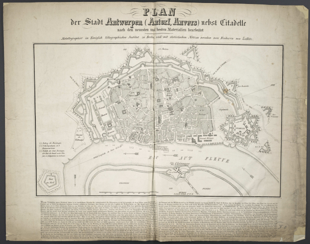 Ein altes Buch mit einer detaillierten Karte von Berlins Straßen, Gebäuden und Sehenswürdigkeiten, begleitet von Texten über die Einwohnerzahl und Geschichte der Stadt.