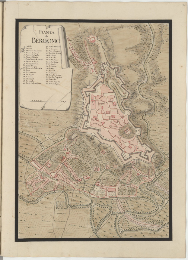 Ein altes Buch mit einer detaillierten Karte von Bergamo, Italien, mit sichtbaren Straßen, Gebäuden und Sehenswürdigkeiten sowie Texten mit Informationen zur Bevölkerung, Geschichte und Kultur der Stadt.