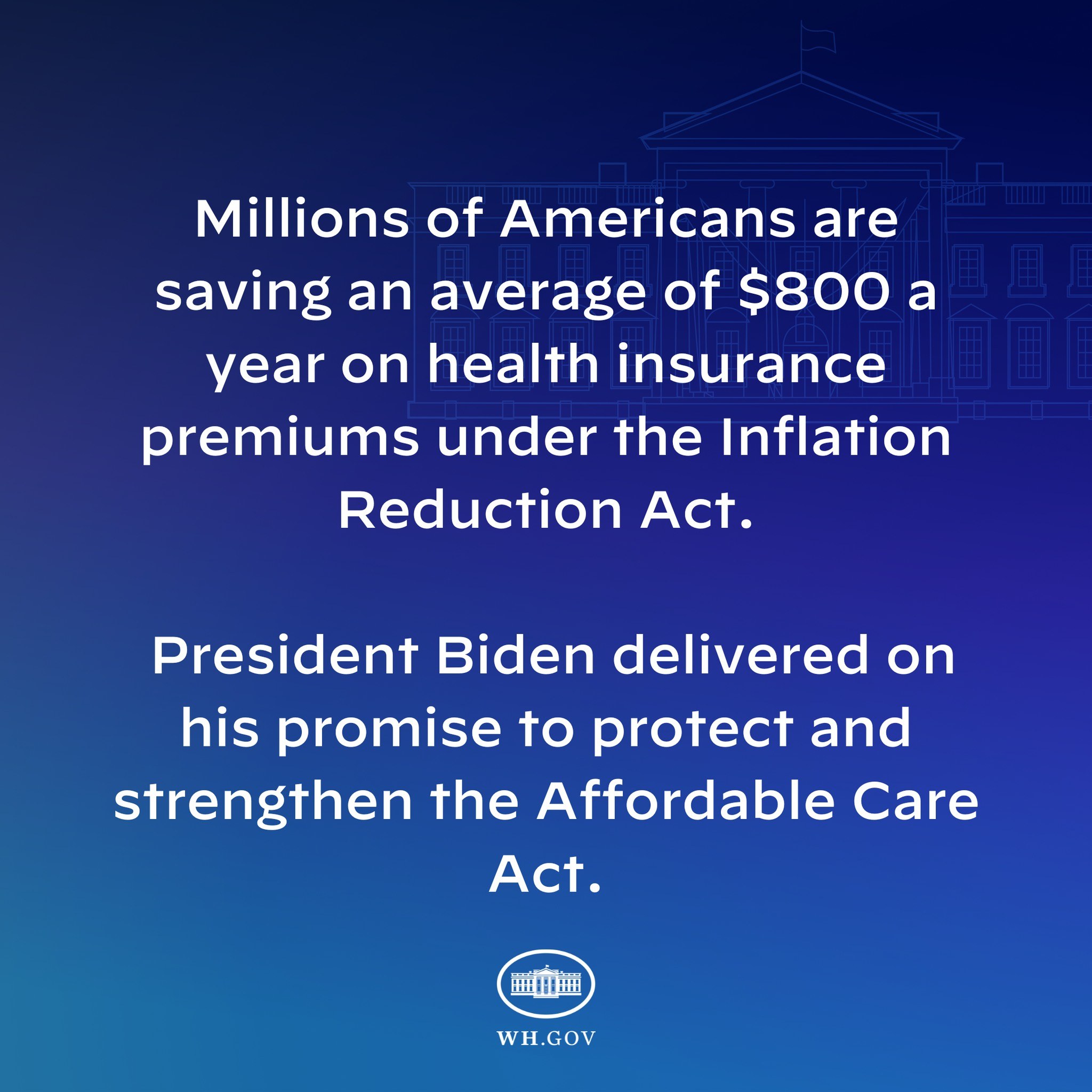 Blauer Hintergrund mit weißer Schrift, die besagt: "Millionen von Amerikanern sparen durchschnittlich 800 Dollar im Jahr bei den Krankenversicherungsprämien thanks to the Inflation Reduction Act" und ein Logo in der Mitte.