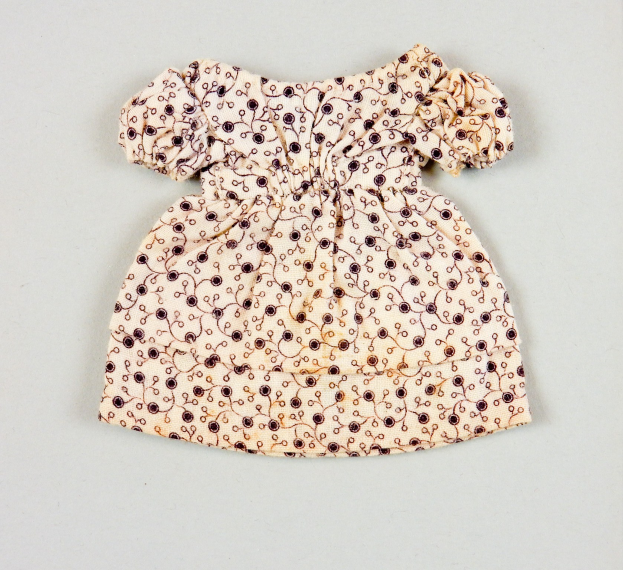 Weißes knielanges Sommerkleid mit rundem Halsausschnitt, kurzen Ärmeln und einem Volantsaum, das ein kunstvolles, farbenfrohes Muster auf einem leichten Stoff hat, das auf einer weißen Oberfläche liegt.