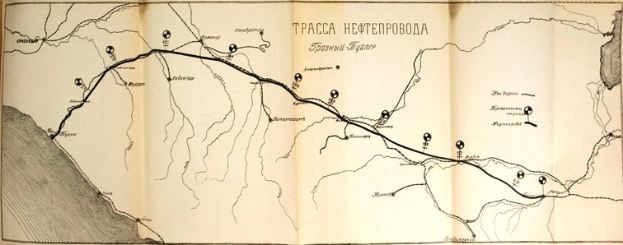 Ein aufgeschlagenes Buch mit einer detaillierten Karte, die Stra├čen, H├Ąuser und Text mit Informationen ├╝ber St├Ądte, Ortschaften und Sehensw├╝rdigkeiten entlang der Route zeigt.