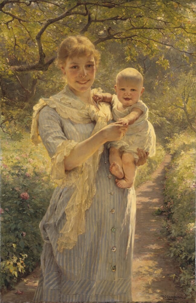 Eine Frau, die glücklich ist und ein Baby hält, umgeben von grünen Bäumen und bunten Blumen.