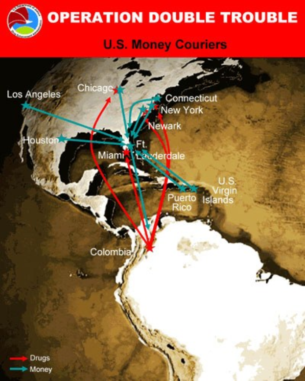 Plakat mit der Aufschrift "Operation Double Trouble: US-Geldkurier" mit einer Karte der USA, die in zwei Abschnitte unterteilt ist, einen für die Routen der Geldkurier und einen für die Standorte der Geldkurier, mit fetter schwarzer Schrift auf einem weißen Rand.