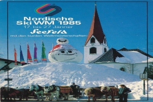 Plakat für die Nordischen Ski-Weltmeisterschaften 1985 in Seefeld, Schweiz, das eine schneebedeckte Landschaft mit Skifahrern, Pferden, Fahnen, Gebäuden, Bäumen und Text zeigt.