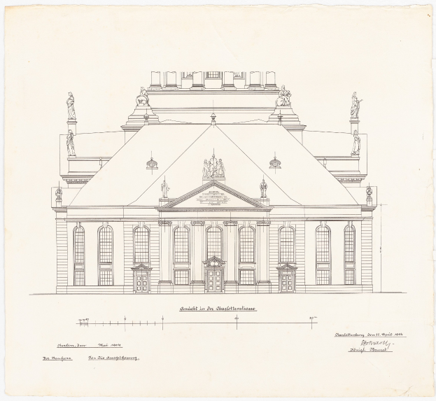 Ein detailliertes Skizzenbild des Schlosshof-Gebäudes in Dresden, Deutschland, das zahlreiche Fenster und Statuen an seiner Fassade zeigt, gezeichnet auf einem Papier mit sichtbarem Text.