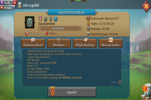 Ein Spielbildschirm mit einem zentralen Menü, das Text und Logos anzeigt, vor einer grünen Landschaft mit einem bewölkten Himmel, was darauf hinweist, dass es sich um Clash of Clans handelt.