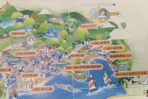 Eine detaillierte Karte eines Parks mit verschiedenen Attraktionen wie Bäumen, Gebäuden, Wasser, Booten, Menschen, einem Hubschrauber und anderen Gegenständen mit begleitendem Text, der Park-Informationen bereitstellt.