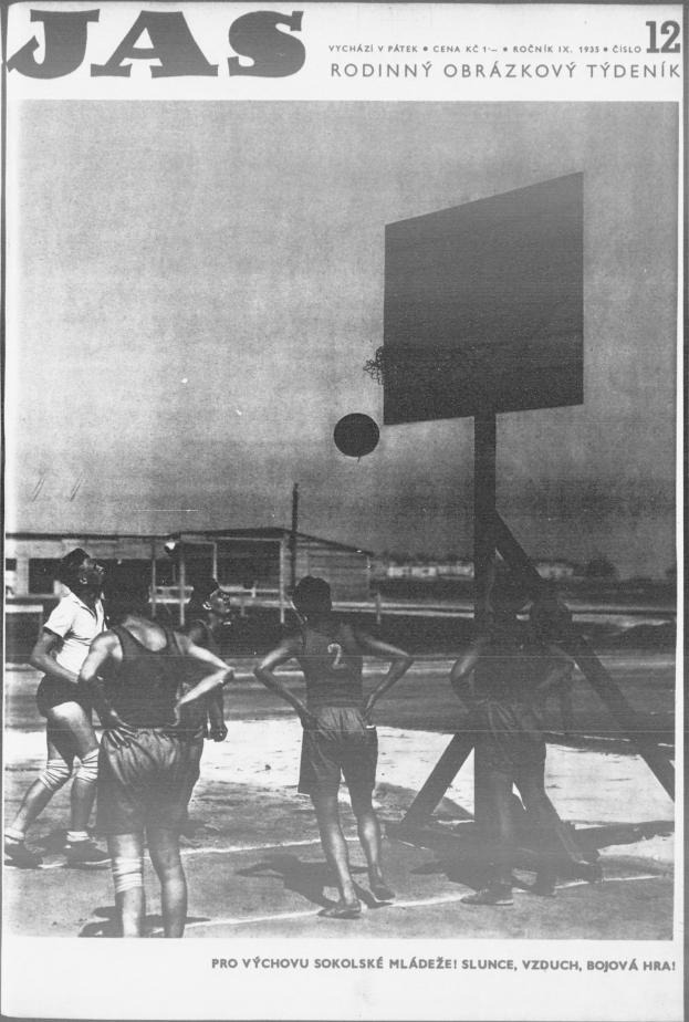 Schwarzes und weißes Foto einer Gruppe, die Basketball auf einem Platz mit einem Netz und einem Gebäude im Hintergrund spielt, aus *Jas Magazine*, Bd. 12, Nr. 12, 1955.