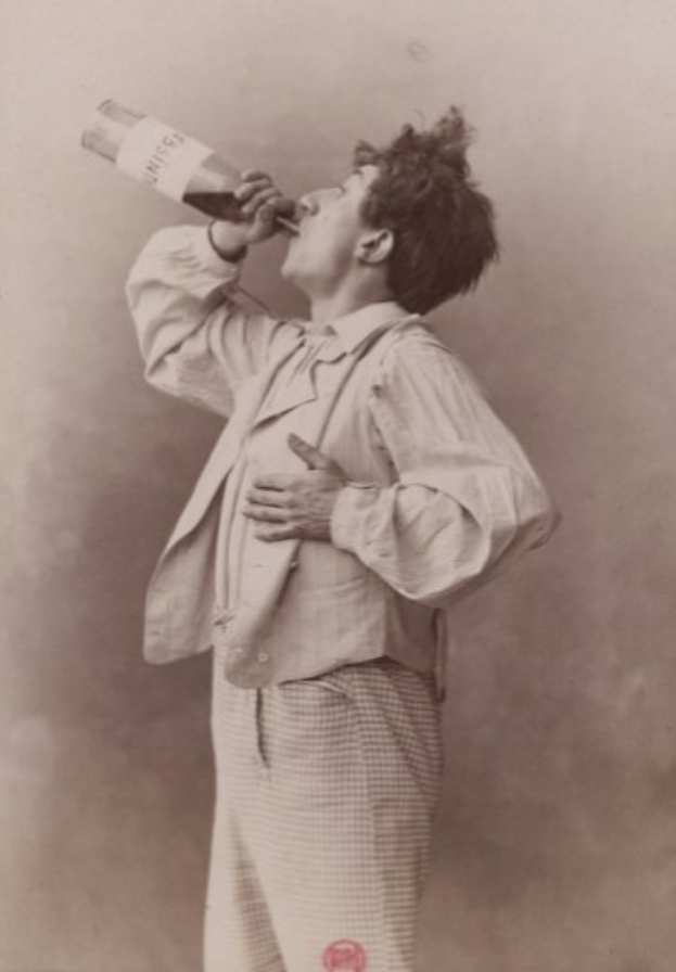 Ein Mann auf einem alten Schwarz-Weiß-Foto, mit ernstem Gesichtsausdruck, trinkt aus einer Flasche.