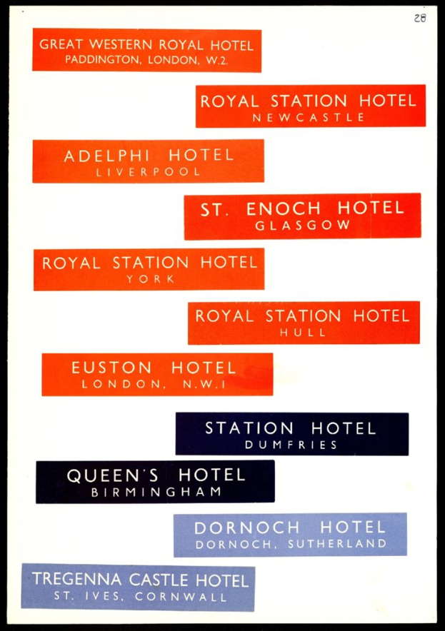 Ein schwarzes Plakat mit verschiedenen Hotels in weißer Schrift.