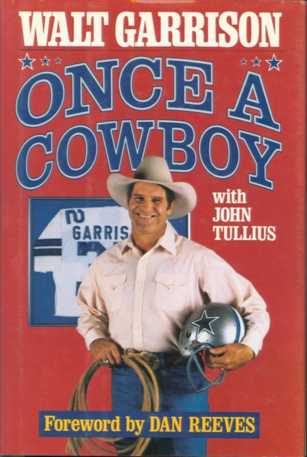 Bucheinband von "Once a Cowboy mit John Tullius" von Walt Garrison, das Autorenfoto mit fetter schwarzer Titelzeile auf einer flachen Oberfläche.