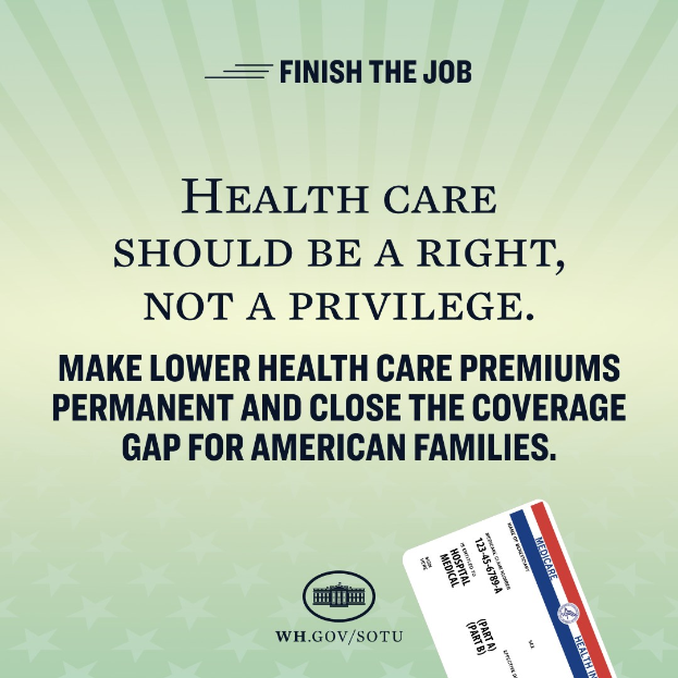 Ein Plakat mit der Aufschrift "Beende den Job: Gesundheit sollte ein Recht sein, nicht ein Privileg" und einer Karte mit den Worten "Mach niedrigere Gesundheitskosten dauerhaft und schließe die Versorgungslücke für amerikanische Familien" darauf gedruckt.