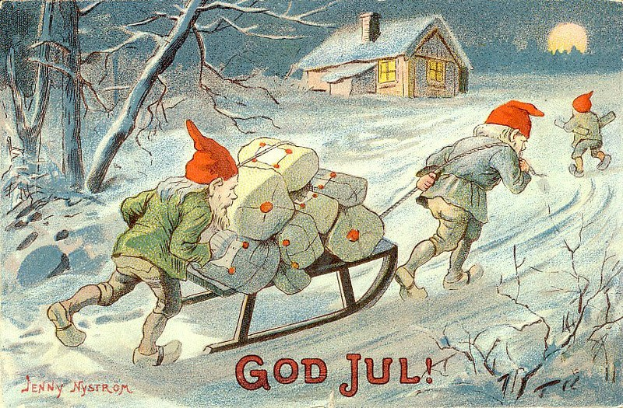 Vintage-Weihnachtsgrußkarte mit zwei Gnomen, die einen Geschenkesleigh durch den Schnee ziehen, mit Bäumen, einem Haus und einem Mond im Hintergrund und der Inschrift "God Jul".