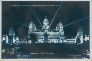 Ein altes Foto eines Tempels bei Nacht, beleuchtet von Lichtern und umgeben von Bäumen, mit dem Text "Exposition Coloniale Internationale de Paris 1931" oben und unten.
