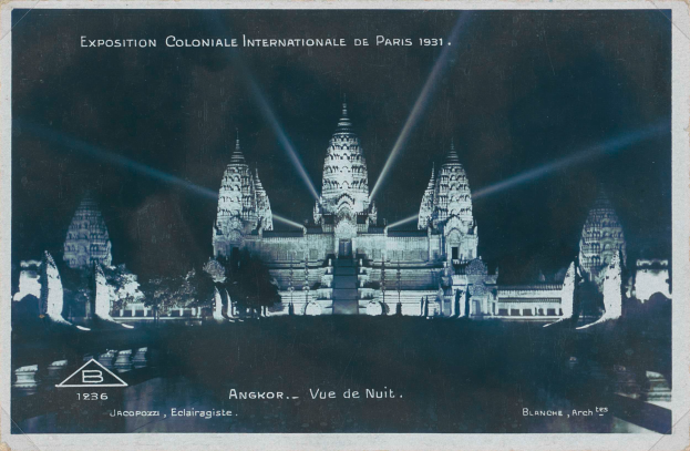 Ein altes Foto eines Tempels bei Nacht, beleuchtet von Lichtern und umgeben von Bäumen, mit dem Text "Exposition Coloniale Internationale de Paris 1931" oben und unten.