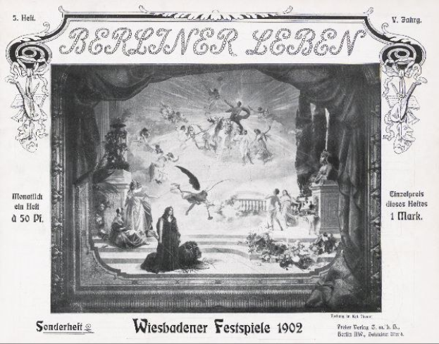 Schwarzes und weißes Foto einer Bühne mit Künstlern in traditioneller deutscher Kleidung während der "Wiesbadener Festspiele 1902", mit einem applaudierenden Publikum im Hintergrund.