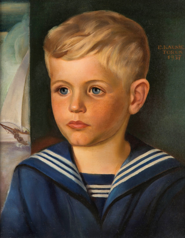 Gemälde eines jungen Jungen in einer marineblauen Matrosenjacke mit weißen Streifen und Kragen, ernster Gesichtsausdruck, mit einem Boot im Hintergrund und Text auf der rechten Seite.