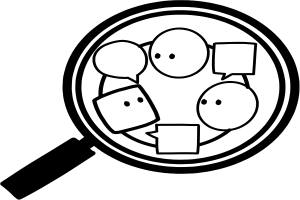 Ein Vergrößerungsglas schwebt über einer Gruppe von karikaturhaft, bunt kolorierten Menschen mit überzeichneten Zügen, jeder mit Sprechblasen, die verschiedene Nachrichten enthalten, was auf eine lebhafte Diskussion hinweist.