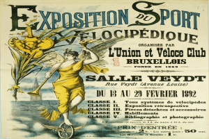 Ein Vintage-Plakat für eine Sportausstellung, das eine Radfahrerin in einem hellgelben Kleid mit entschlossener Miene zeigt.