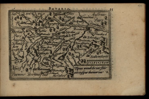 Altes Buch mit einer detaillierten Karte von Bayern vor einem schwarzen Hintergrund, das Städte und Ortschaften zeigt.