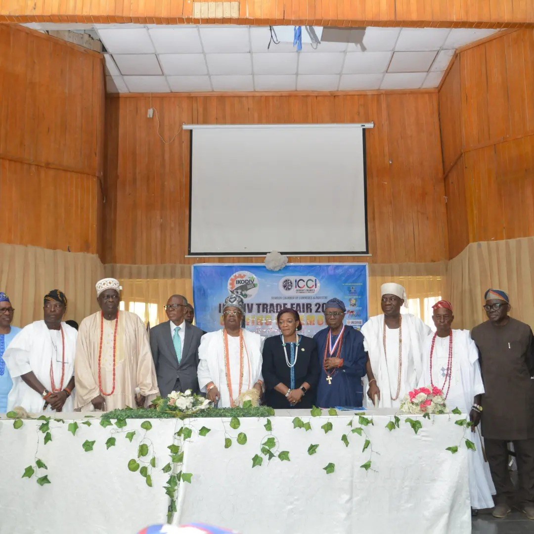 Gruppe von Menschen um einen weißgedeckten Tisch versammelt, der mit Blumen und Blättern geschmückt ist, auf der ICCI International Trade Fair 2019.