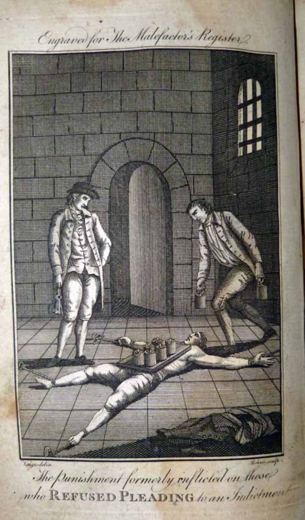 Ein altes Buchcover, das eine Szene zeigt, in der ein Mann auf dem Boden liegt und von zwei Personen, einer Wand, einer Tür und einem Fenster umgeben ist, mit der Aufschrift "Die Strafe, die früher denen auferlegt wurde, die sich weigerten, sich einem Anklagepunkt zu stellen".