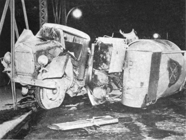 Schwarz-weiß-Foto eines umgestürzten Autos am Straßenrand mit Metallstangen und einem Laternenmast im Hintergrund, beschriftet mit "1930s car crash" unten.