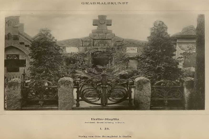 Altes Schwarz-Weiß-Foto eines Friedhofs in Berlin, Deutschland, mit einem Tor, einer Wand, Bäumen und einem Gebäude im Hintergrund mit Text unten: 'Grammalskunst, Berlin-Steglitz, Architekt, Bruue Morning in Berlin'.