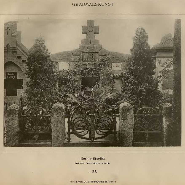 Altes Schwarz-Weiß-Foto eines Friedhofs in Berlin, Deutschland, mit einem Tor, einer Wand, Bäumen und einem Gebäude im Hintergrund mit Text unten: 'Grammalskunst, Berlin-Steglitz, Architekt, Bruue Morning in Berlin'.