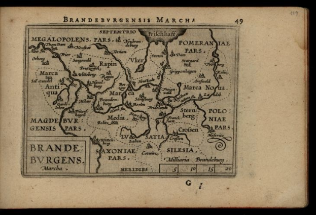 Altes Buch mit einer detaillierten Karte der Brandenburg-Region Deutschlands auf einem schwarzen Hintergrund, das geografische Merkmale wie Flüsse, Berge und Städte zeigt, begleitet von beschreibendem Text.