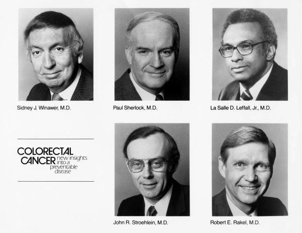 Schwarzes und weißes Foto von sechs Männern in Anzügen und Krawatten, jeder trägt eine Brille, mit dem Text "Darmkrebs: Neue Erkenntnisse zu einer verhütbaren Krankheit" darunter.