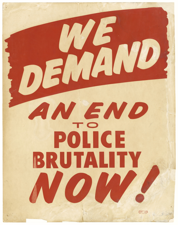 Ein Plakat mit fetter schwarzer Schrift auf einem weißen Hintergrund, eingerahmt von einem schwarzen Rand, das "Wir fordern jetzt ein Ende der Polizeigewalt" in einer modernen, auffälligen Schriftart liest.