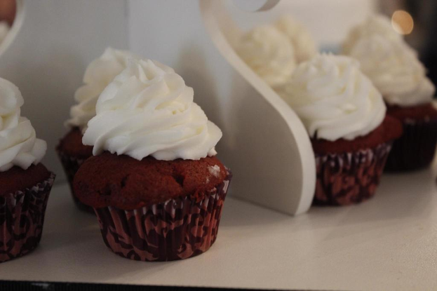 Verschiedene Cupcakes in verschiedenen Farben und Geschmacksrichtungen sind zu sehen.