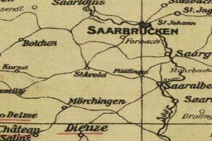 Ein detaillierter alter Stadtplan von Saarbrücken, Deutschland, mit Straßen, Gebäuden und Sehenswürdigkeiten, versehen mit Text in einer klassischen Schriftart.