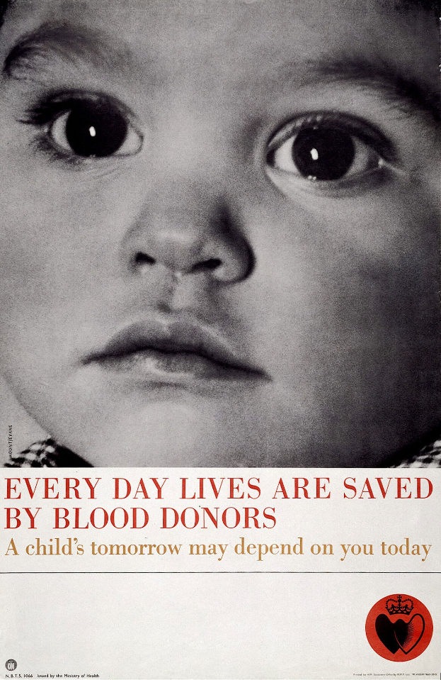 Plakat mit einem Kindergesicht in der Mitte, umgeben von fetter schwarzer Schrift, die 'Jeden Tag rettet Blutspenden Leben' verkündet und eine ernste und dringliche Botschaft vermittelt.