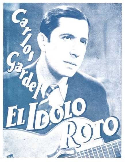 Plakat von El Idolo Roro, einem spanischen Sänger-Songwriter, der eine Gitarre hält, ein weißes Hemd und einen schwarzen Anzug trägt, mit zurückgekämmtem Haar und einem ernsten Gesichtsausdruck, vor einem hellblauen Hintergrund mit fetter schwarzer Schrift.