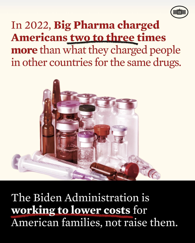 Ein Plakat, auf dem steht, dass Big Pharma 2022 Amerikaner zwei bis drei Mal so viel für die gleichen Medikamente berechnet hat wie in anderen Ländern, mit Bildern von Medikamentenflaschen und einer Spritze darunter.